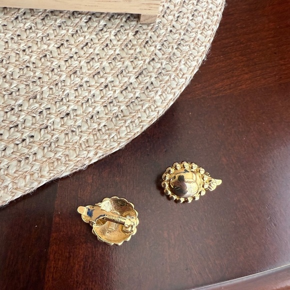 Vintage  trifari ClipOn Earrings - Picture 2 of 3